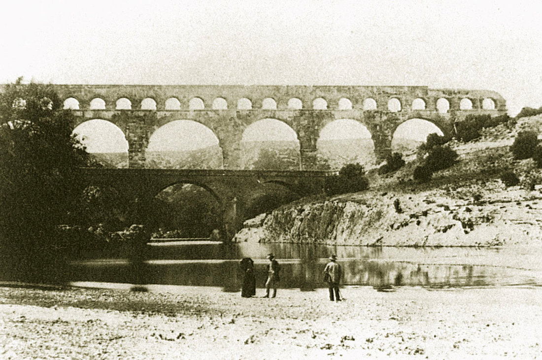 Le Pont du Gard photographié en 1851, soit environ 18 siècles après sa construction par les Romains