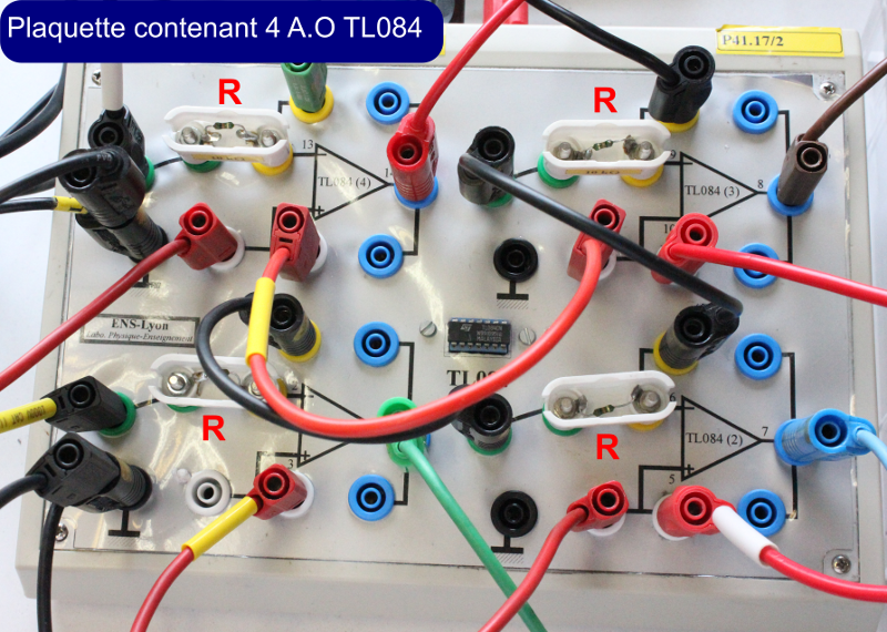 Zoom sur la plaquette contenant les 4 amplificateurs opérationnels du circuit intégré TL 084