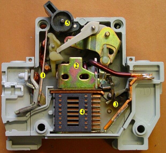 Disjoncteur à électroaimant et bilame métallique