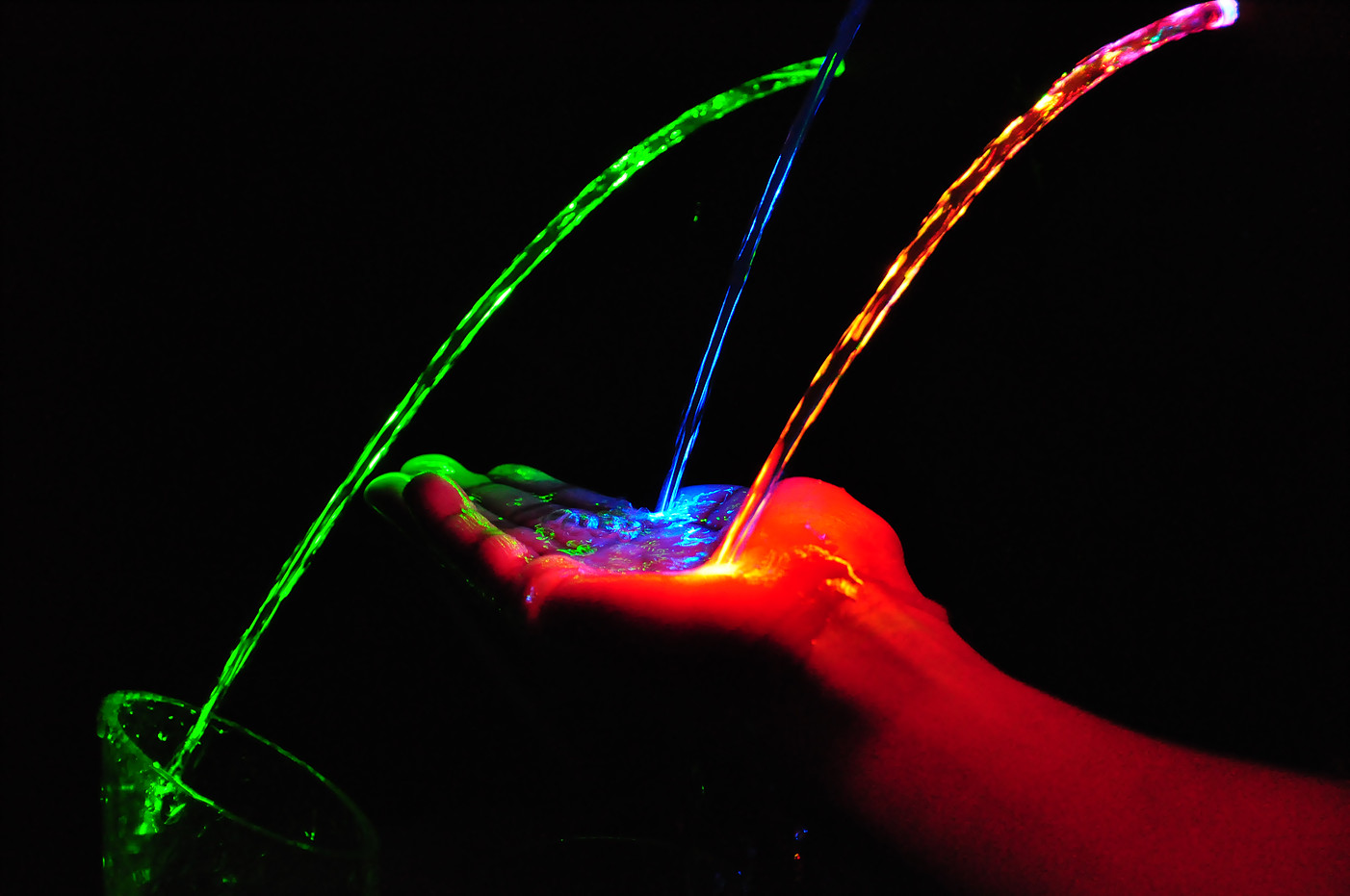 Mélange des couleurs dans la fontaine à trois lasers