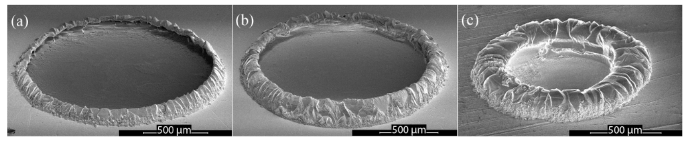 Image par microscopie électronique de morphologie du séchage de gouttes d'eau sur un support en cristal de NaCl