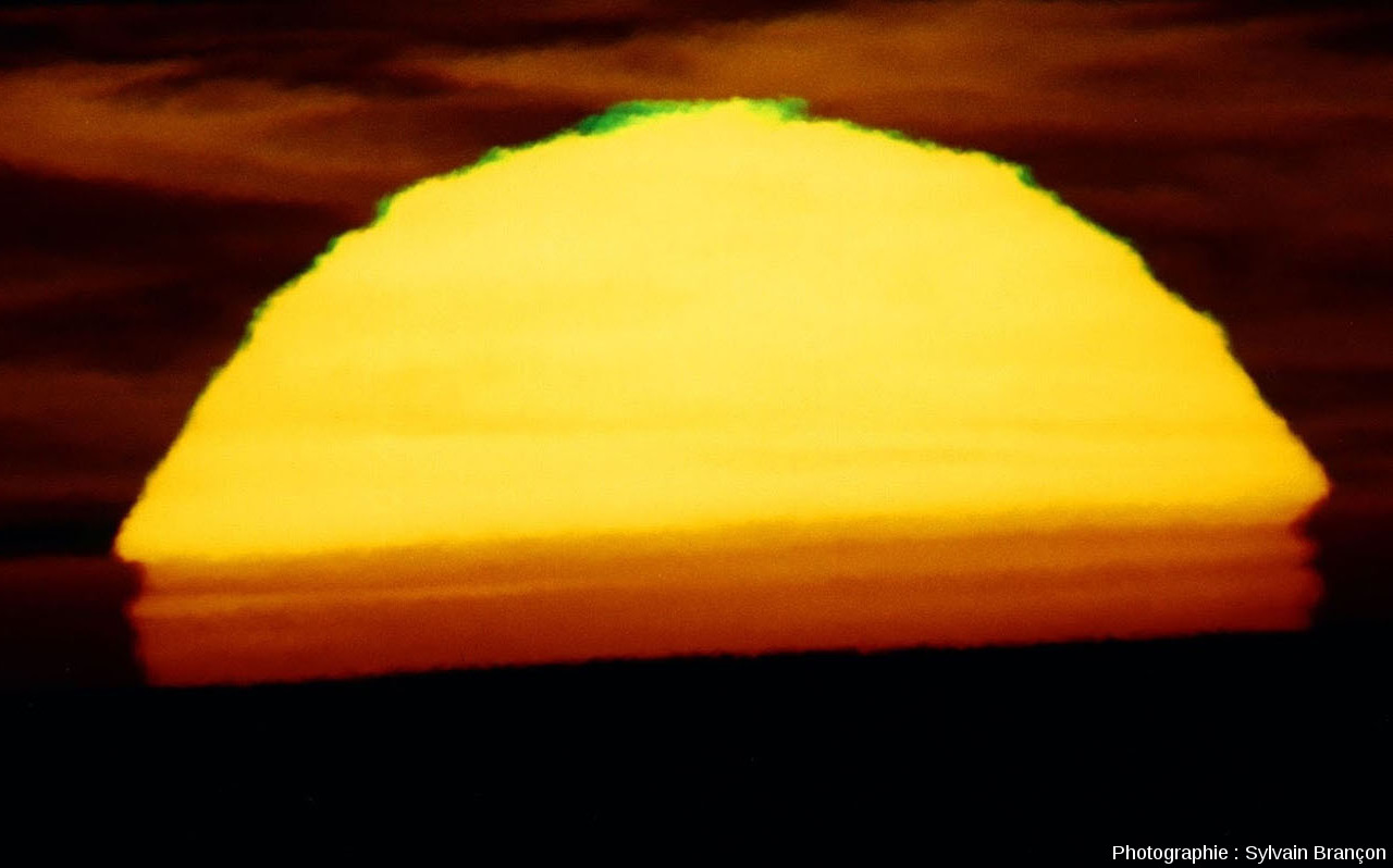 Coucher de soleil et rayon vert sur la Méditerranée depuis une colline du massif des Maures - Télescope C8 avec focale de 2000 mm