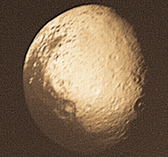 Face claire de Japet, le plus lointain des satellites intermédiaires de Saturne