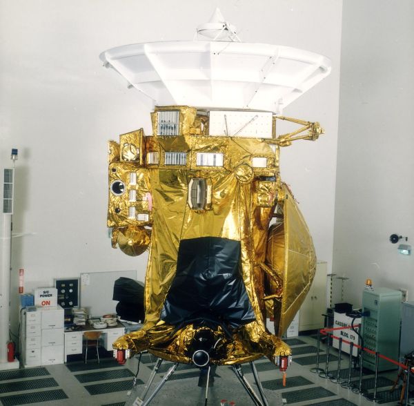 La sonde Cassini dans la salle d'assemblage du Jet Propulsion Laboratory (JPL)