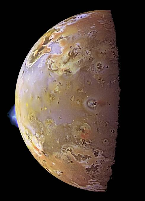 Deux visions du satellite de Jupiter Io, et de son environnement, par la sonde Galileo.