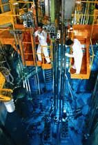 "Piscine" de centrale nucléaire, dont la couleur bleue est due à l'effet Cherenkov (Photo CEA)